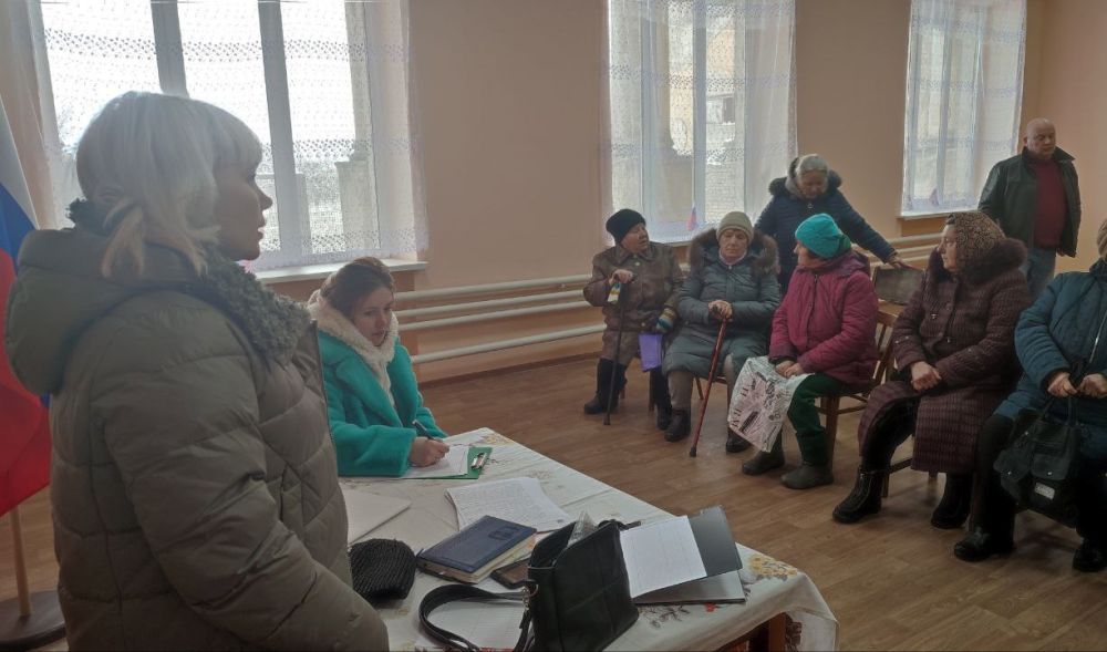 В поселке городского типа Червоногвардейское заместитель Главы администрации городского округа город Кировск Луганской Народной Республики Марина Боботова провела прием граждан В поселке городского типа Червоногвардейское заместитель Главы администрации городского округа город Кировск Луганской Народной Республики Марина Боботова провела прием граждан