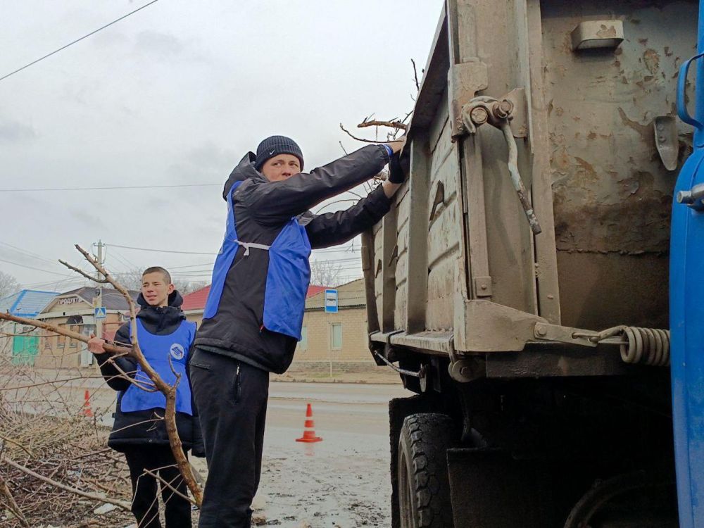 Студенты Луганского педуниверситета дали старт акции #СделайГородЧище, организованной региональным отделением Российских студенческих отрядов и Администрацией столицы Республики Студенты Луганского педуниверситета дали старт акции #СделайГородЧище, организованной региональным отделением Российских студенческих отрядов и Администрацией столицы Республики