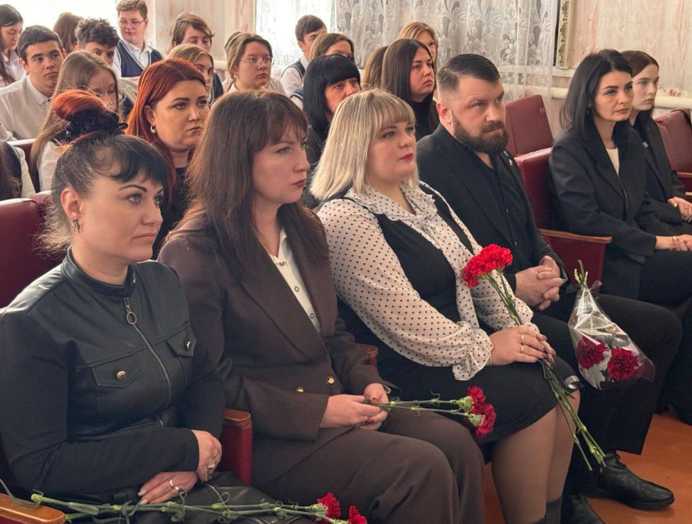 В ОБЩЕОБРАЗОВАТЕЛЬНЫХ УЧРЕЖДЕНИЯХ КРАСНОГО ЛУЧА ПРОДОЛЖАЕТСЯ ОТКРЫТИЕ ПАРТ ГЕРОЕВ В ОБЩЕОБРАЗОВАТЕЛЬНЫХ УЧРЕЖДЕНИЯХ КРАСНОГО ЛУЧА ПРОДОЛЖАЕТСЯ ОТКРЫТИЕ ПАРТ ГЕРОЕВ
