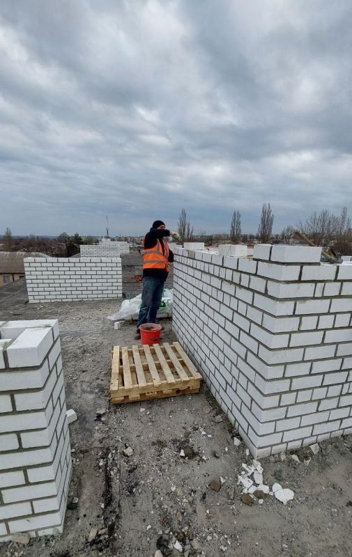 В доме на Ростовской в Первомайске приступили к демонтажу крыши В доме на Ростовской в Первомайске приступили к демонтажу крыши