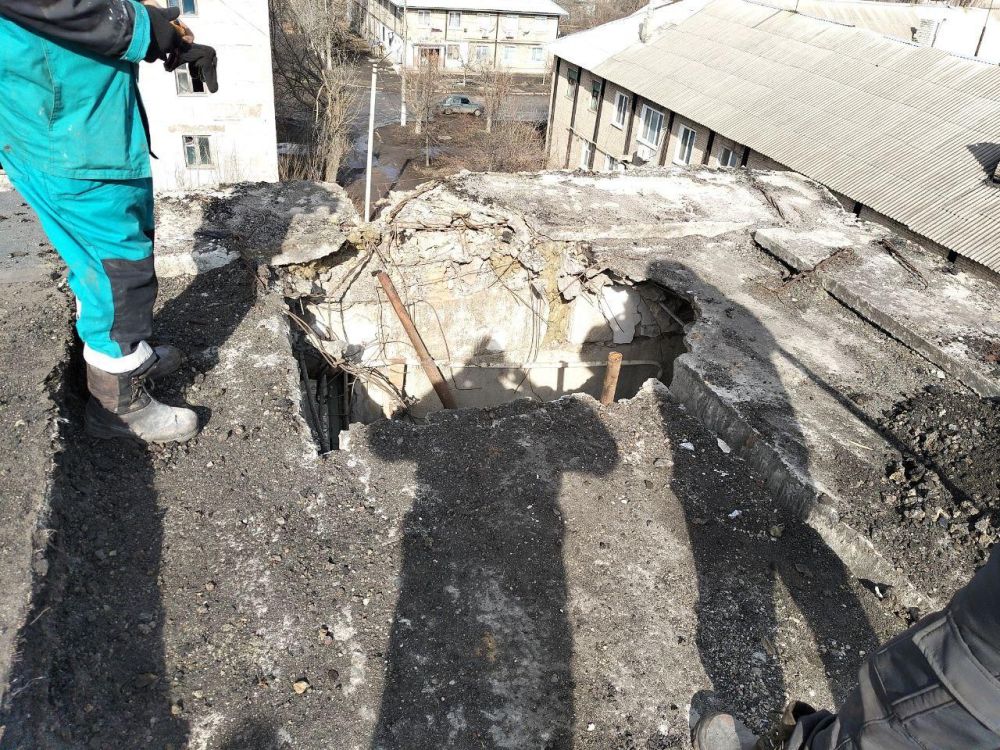 В доме на Ростовской в Первомайске приступили к демонтажу крыши В доме на Ростовской в Первомайске приступили к демонтажу крыши