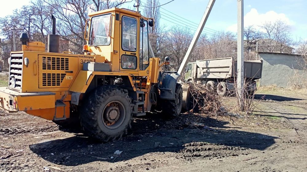 Работы по благоустройству городских территорий продолжаются Работы по благоустройству городских территорий продолжаются