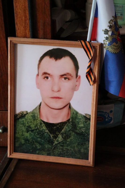 Временно исполняющий полномочия Главы Марковского муниципального округа и представитель военного комиссариата Марковского района посетили родственников погибшего участника СВО, Героя ЛНР - Ефименко Артема Сергеевича Временно исполняющий полномочия Главы Марковского муниципального округа и представитель военного комиссариата Марковского района посетили родственников погибшего участника СВО, Героя ЛНР - Ефименко Артема Сергеевича