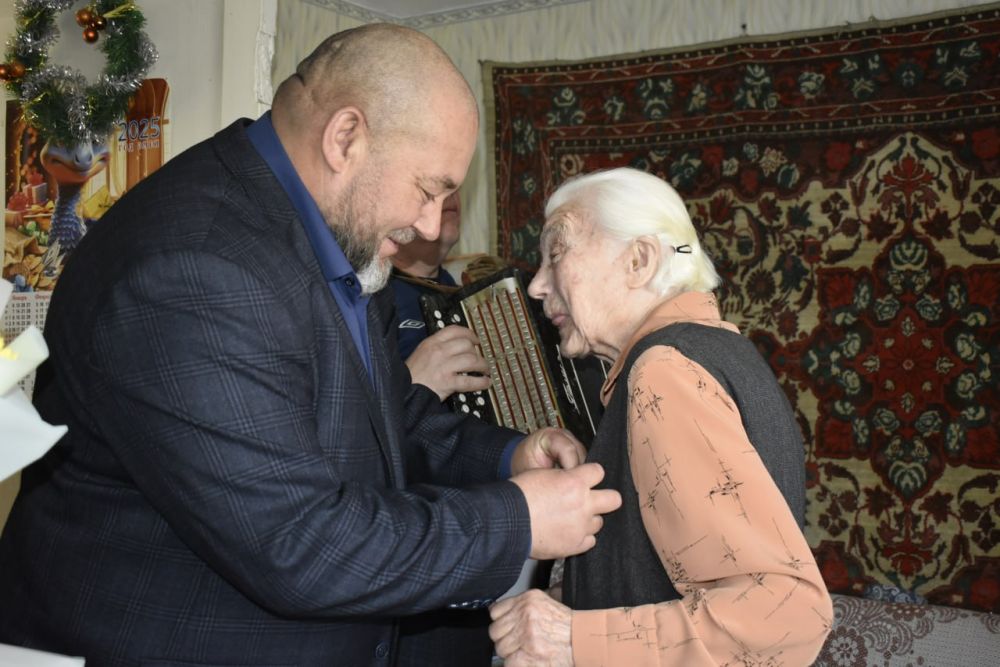 В Перевальске двум ветеранам вручили медаль «80 лет Победы в Великой Отечественной войне 1941-1945 гг.» В Перевальске двум ветеранам вручили медаль «80 лет Победы в Великой Отечественной войне 1941-1945 гг.»
