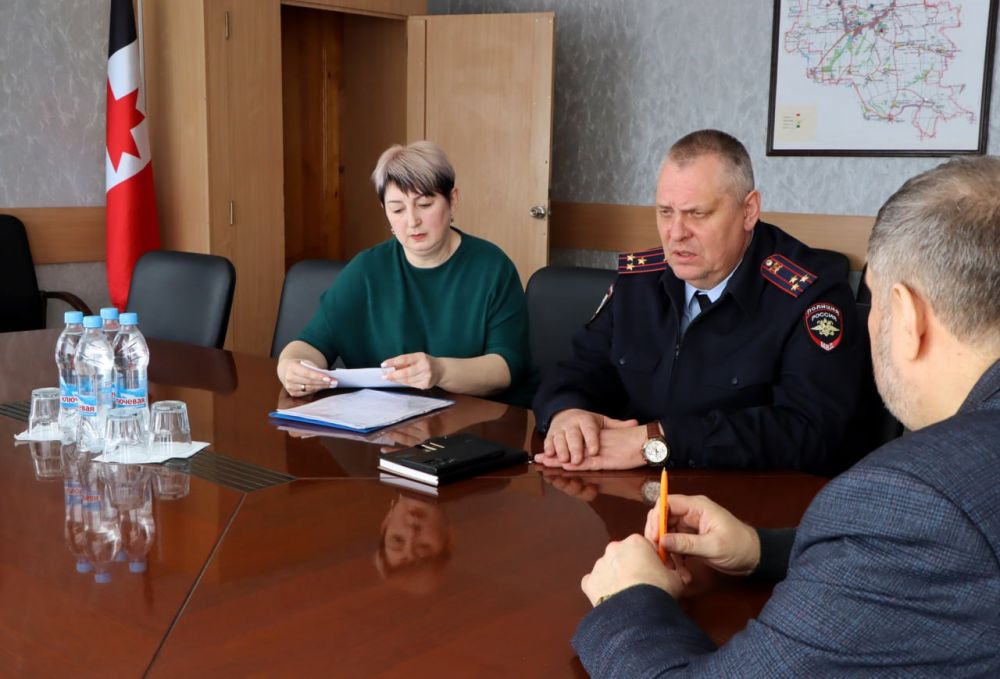 Евгений Бондарь: В ходе рабочего совещания с начальником ОМВД России «Лутугинский», полковником полиции Игорем Фоменко и старшим инспектором оперативного направления ОМВД России «Лутугинский», лейтенантом полиции Людмилой... Евгений Бондарь: В ходе рабочего совещания с начальником ОМВД России «Лутугинский», полковником полиции Игорем Фоменко и старшим инспектором оперативного направления ОМВД России «Лутугинский», лейтенантом полиции Людмилой...