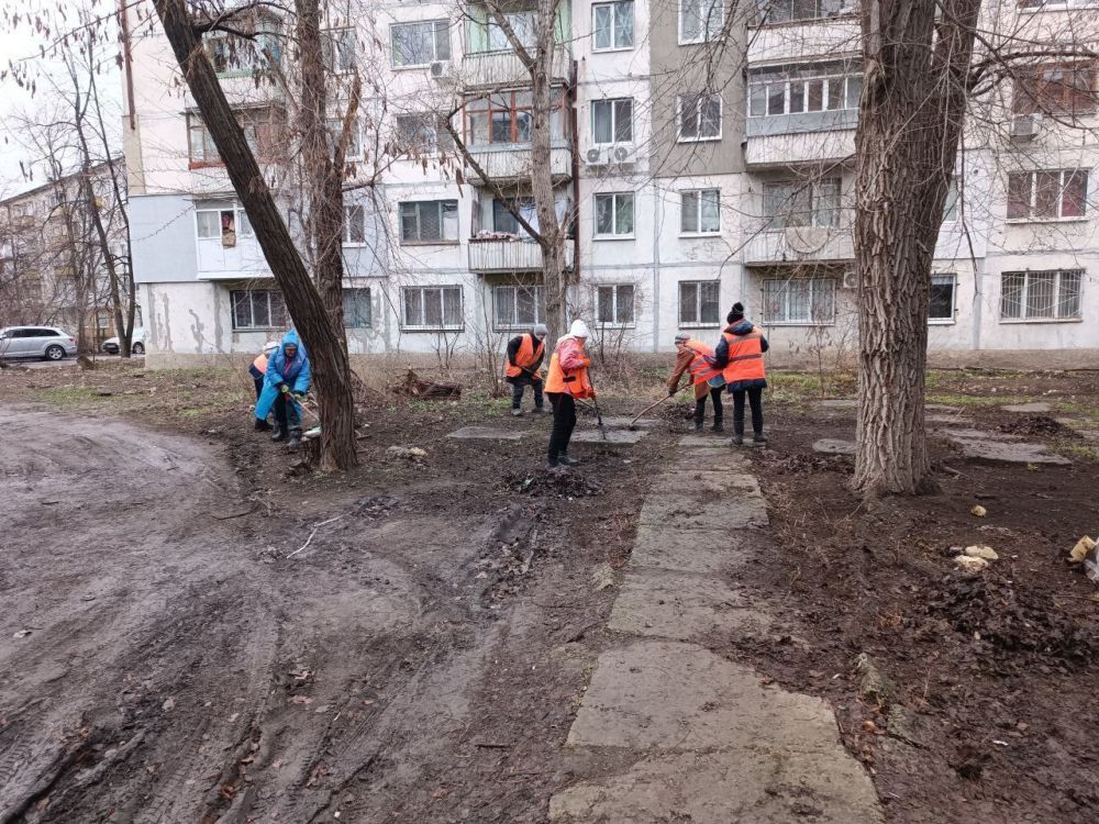 Сотрудники единой управляющей компании на текущей неделе провели большой «субботник» в одном из кварталов Луганска Сотрудники единой управляющей компании на текущей неделе провели большой «субботник» в одном из кварталов Луганска