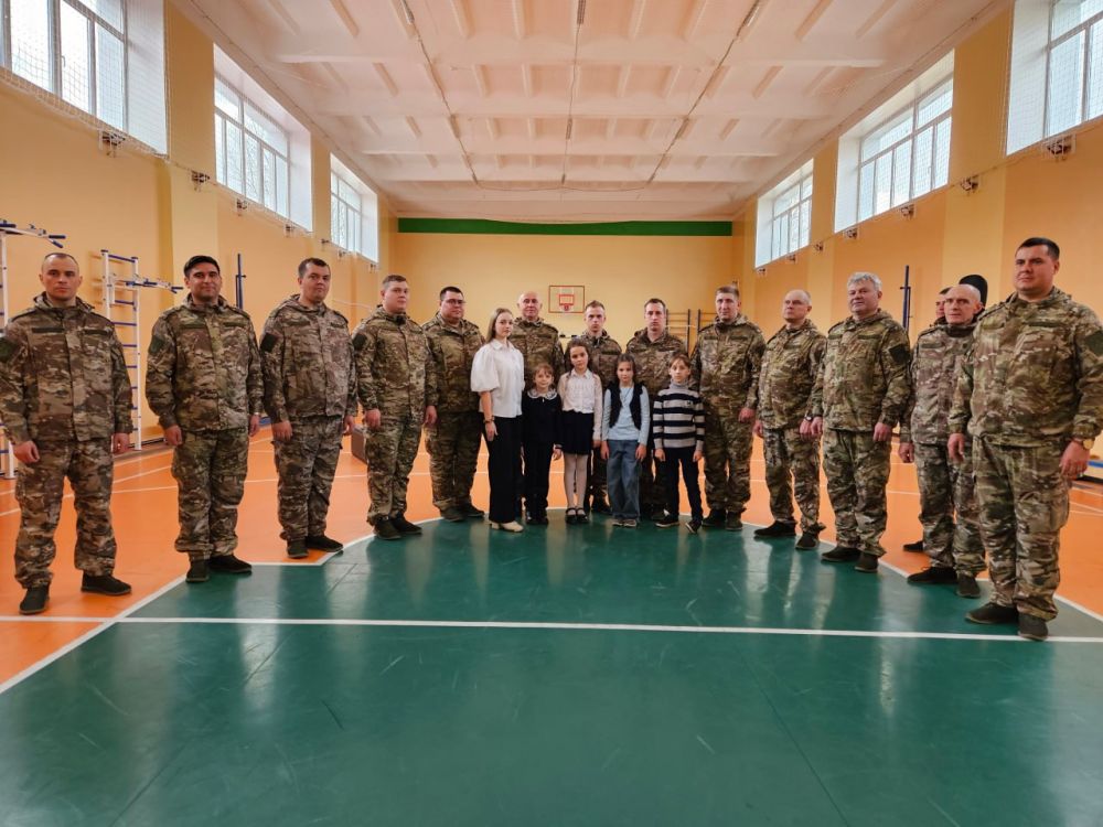 Музыканты военного оркестра 6 бригады управления 3 общевойсковой армии продолжают серию творческих встреч с детьми и молодежью Республики Музыканты военного оркестра 6 бригады управления 3 общевойсковой армии продолжают серию творческих встреч с детьми и молодежью Республики