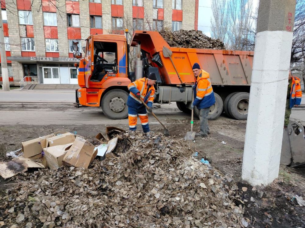 Работы по благоустройству городских территорий продолжаются Работы по благоустройству городских территорий продолжаются