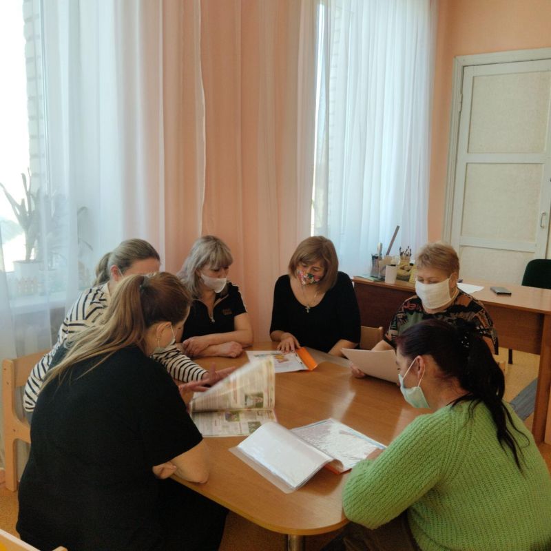 В рамках реализации общегородской недели правовых знаний в Ровеньковском детском саду «Радуга» состоялась консультация для родителей «Понимаем ли мы своих детей?» В рамках реализации общегородской недели правовых знаний в Ровеньковском детском саду «Радуга» состоялась консультация для родителей «Понимаем ли мы своих детей?»
