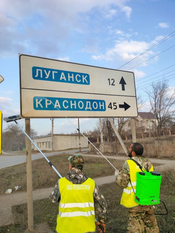 На автодороге регионального значения 43Р-21 Луганск – Лутугино – Красный Луч – граница Донецкой Народной Республики сотрудниками ООО «ПроектСтрой» выполнены работы по очистке от грязи дорожных знаков и сигнальных столбиков На автодороге регионального значения 43Р-21 Луганск – Лутугино – Красный Луч – граница Донецкой Народной Республики сотрудниками ООО «ПроектСтрой» выполнены работы по очистке от грязи дорожных знаков и сигнальных столбиков