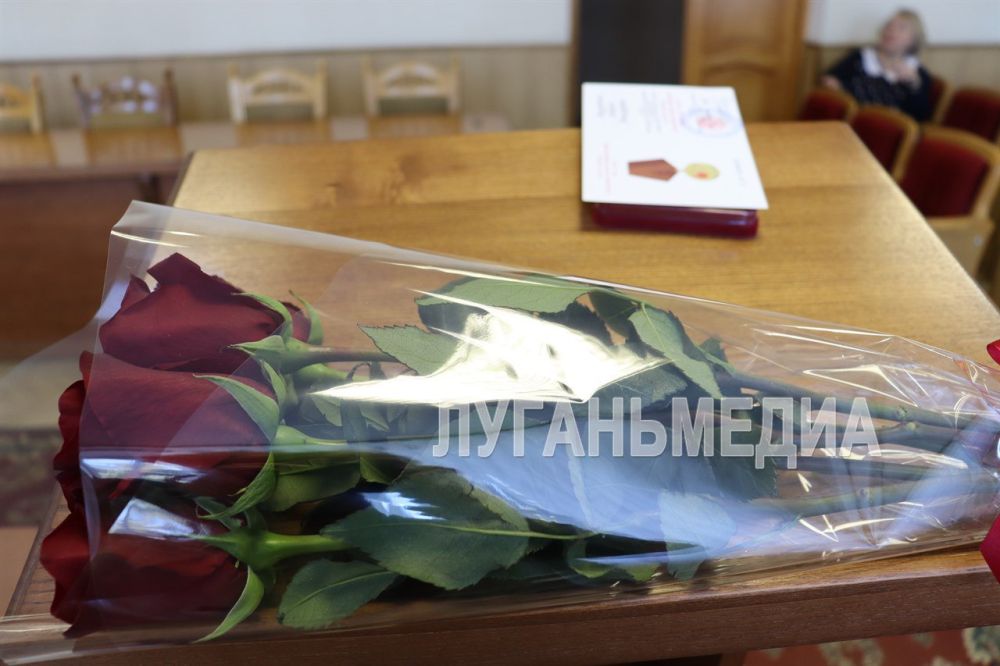В Свердловске вручили юбилейную медаль «80 лет Победы в Великой Отечественной войне 1941-1945 гг.» ветерану ВОВ В Свердловске вручили юбилейную медаль «80 лет Победы в Великой Отечественной войне 1941-1945 гг.» ветерану ВОВ