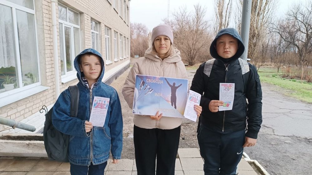Сотрудники библиотеки-филиала села Великий Суходол, структурного подразделения Новосветловской РЦБС, провели уличную акцию для детей и подростков «Наркотическая свобода или зависимость? Полет или падение?», целью которой... Сотрудники библиотеки-филиала села Великий Суходол, структурного подразделения Новосветловской РЦБС, провели уличную акцию для детей и подростков «Наркотическая свобода или зависимость? Полет или падение?», целью которой...