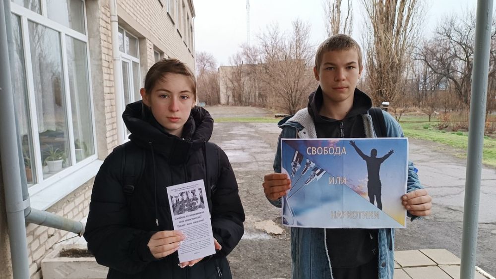 Сотрудники библиотеки-филиала села Великий Суходол, структурного подразделения Новосветловской РЦБС, провели уличную акцию для детей и подростков «Наркотическая свобода или зависимость? Полет или падение?», целью которой... Сотрудники библиотеки-филиала села Великий Суходол, структурного подразделения Новосветловской РЦБС, провели уличную акцию для детей и подростков «Наркотическая свобода или зависимость? Полет или падение?», целью которой...