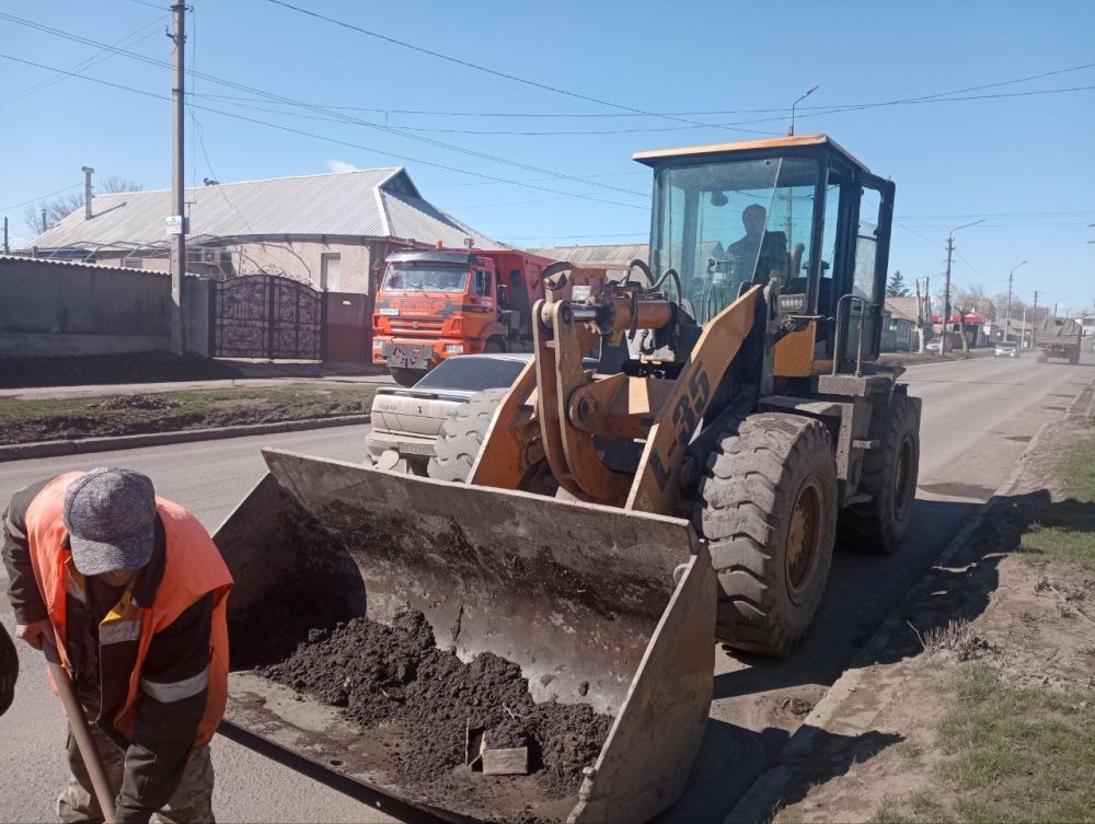 Сегодня, в рамках контракта с подрядной организацией по благоустройству территорий нашего муниципального образования, работники муниципального унитарного предприятия "Спецкомавтотранс" города Ровеньки продолжают работы по... Сегодня, в рамках контракта с подрядной организацией по благоустройству территорий нашего муниципального образования, работники муниципального унитарного предприятия "Спецкомавтотранс" города Ровеньки продолжают работы по...