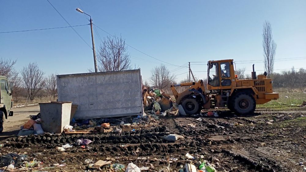 Работы по благоустройству городских территорий продолжаются Работы по благоустройству городских территорий продолжаются