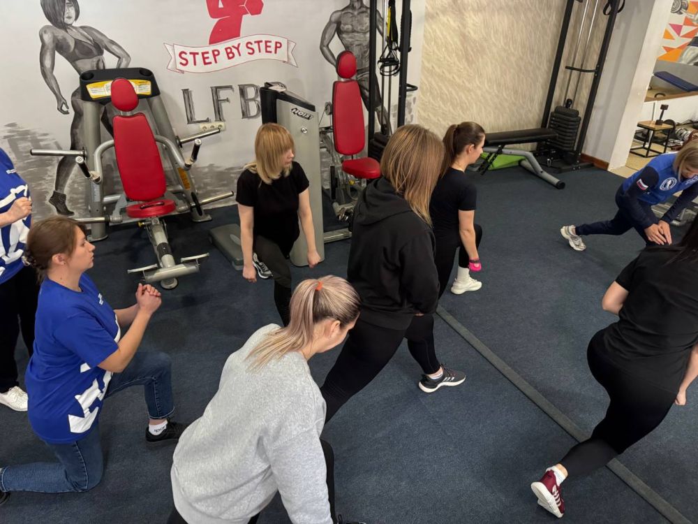 В рамках масштабного мероприятия «Сила России» в фитнес-клубе «StepByStep» Лутугинского муниципального округа состоялась тренировка по бодибилдингу В рамках масштабного мероприятия «Сила России» в фитнес-клубе «StepByStep» Лутугинского муниципального округа состоялась тренировка по бодибилдингу