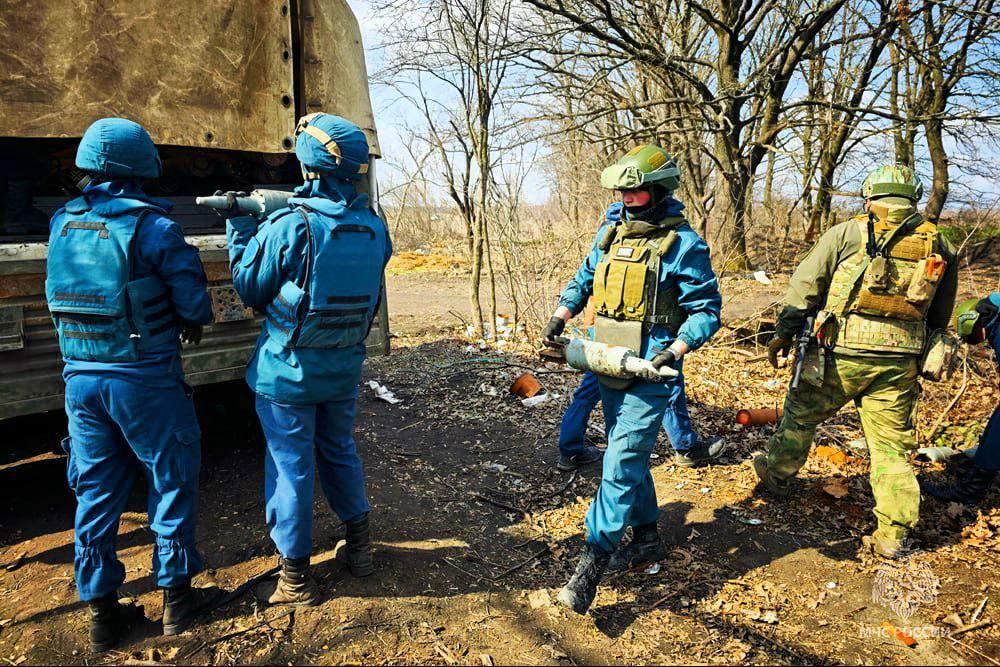 МЧС России успешно разминировало почти 480 боеприпасов, найденные сотрудниками МВД по ДНР на освобожденных территориях МЧС России успешно разминировало почти 480 боеприпасов, найденные сотрудниками МВД по ДНР на освобожденных территориях