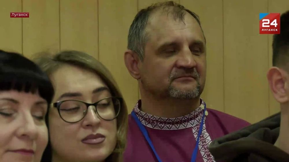 Интерьерные и традиционные народные куклы, вышитые картины и рушники