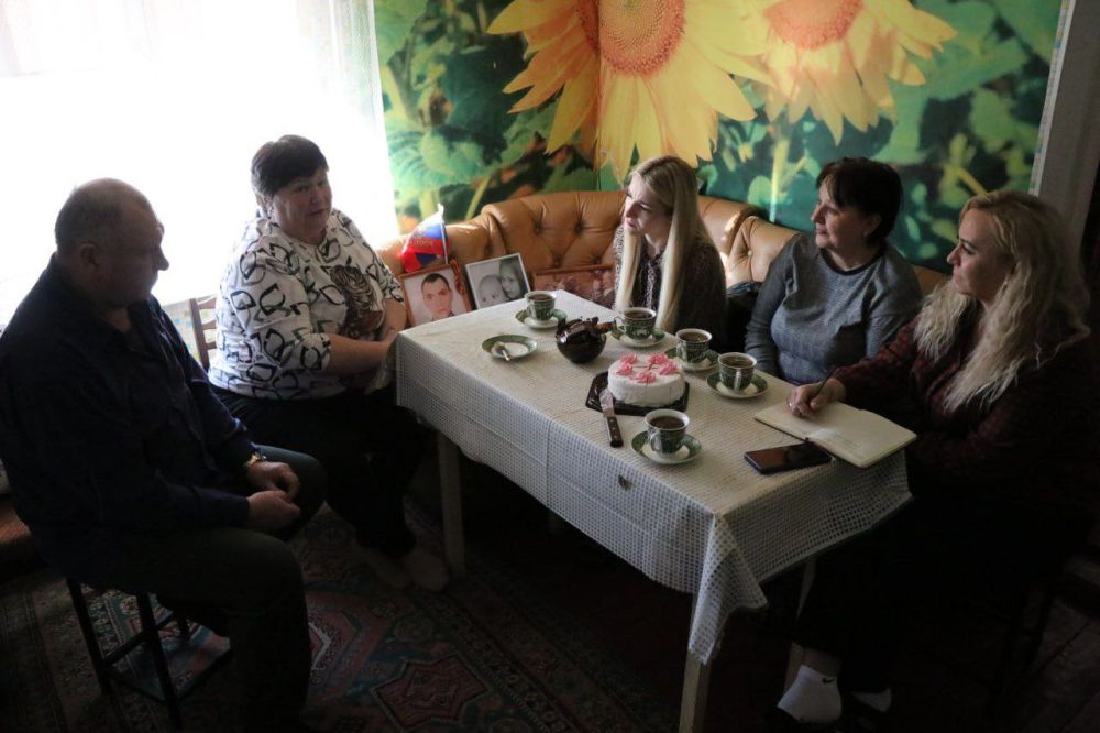 Временно исполняющий полномочия Главы Марковского муниципального округа и представитель военного комиссариата Марковского района посетили родственников погибшего участника СВО, Героя ЛНР - Ефименко Артема Сергеевича Временно исполняющий полномочия Главы Марковского муниципального округа и представитель военного комиссариата Марковского района посетили родственников погибшего участника СВО, Героя ЛНР - Ефименко Артема Сергеевича