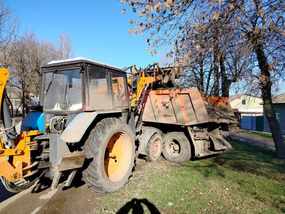 Работы по благоустройству городских территорий продолжаются Работы по благоустройству городских территорий продолжаются