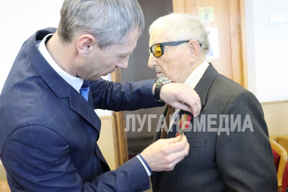 В Свердловске вручили юбилейную медаль «80 лет Победы в Великой Отечественной войне 1941-1945 гг.» ветерану ВОВ В Свердловске вручили юбилейную медаль «80 лет Победы в Великой Отечественной войне 1941-1945 гг.» ветерану ВОВ