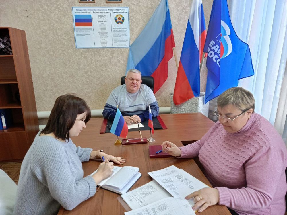 Начальник отдела жизнеобеспечения пгт Новодарьевка Администрации городского округа город Ровеньки Дрозд Александр Михайлович провел очередное рабочее совещание с руководителями образовательных и культурных учреждений Начальник отдела жизнеобеспечения пгт Новодарьевка Администрации городского округа город Ровеньки Дрозд Александр Михайлович провел очередное рабочее совещание с руководителями образовательных и культурных учреждений