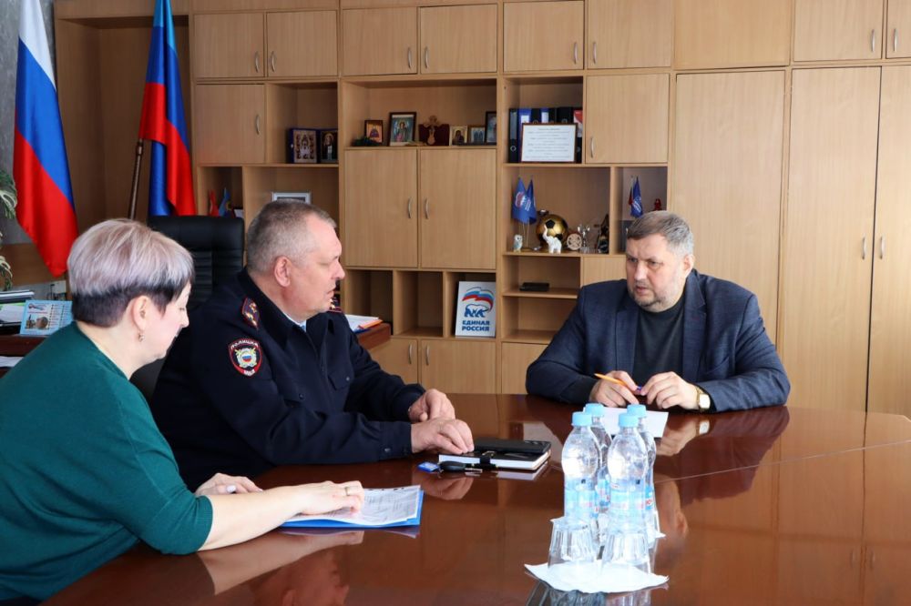 Евгений Бондарь: В ходе рабочего совещания с начальником ОМВД России «Лутугинский», полковником полиции Игорем Фоменко и старшим инспектором оперативного направления ОМВД России «Лутугинский», лейтенантом полиции Людмилой... Евгений Бондарь: В ходе рабочего совещания с начальником ОМВД России «Лутугинский», полковником полиции Игорем Фоменко и старшим инспектором оперативного направления ОМВД России «Лутугинский», лейтенантом полиции Людмилой...