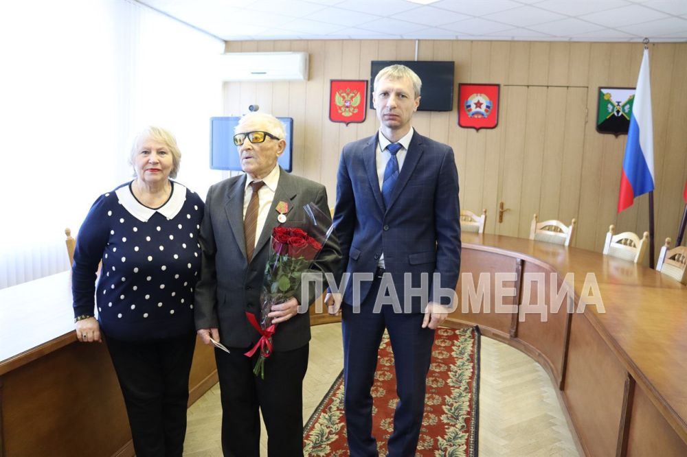 В Свердловске вручили юбилейную медаль «80 лет Победы в Великой Отечественной войне 1941-1945 гг.» ветерану ВОВ В Свердловске вручили юбилейную медаль «80 лет Победы в Великой Отечественной войне 1941-1945 гг.» ветерану ВОВ