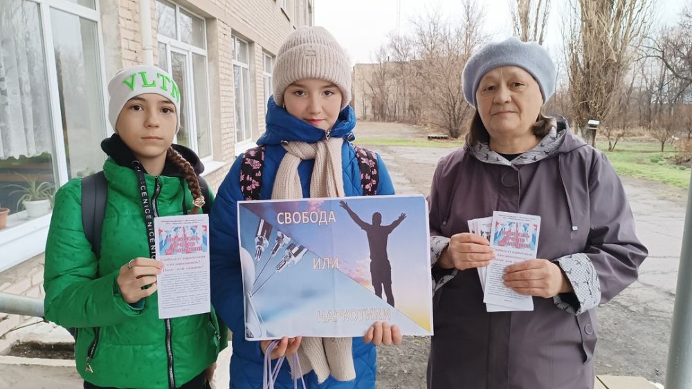 Сотрудники библиотеки-филиала села Великий Суходол, структурного подразделения Новосветловской РЦБС, провели уличную акцию для детей и подростков «Наркотическая свобода или зависимость? Полет или падение?», целью которой... Сотрудники библиотеки-филиала села Великий Суходол, структурного подразделения Новосветловской РЦБС, провели уличную акцию для детей и подростков «Наркотическая свобода или зависимость? Полет или падение?», целью которой...