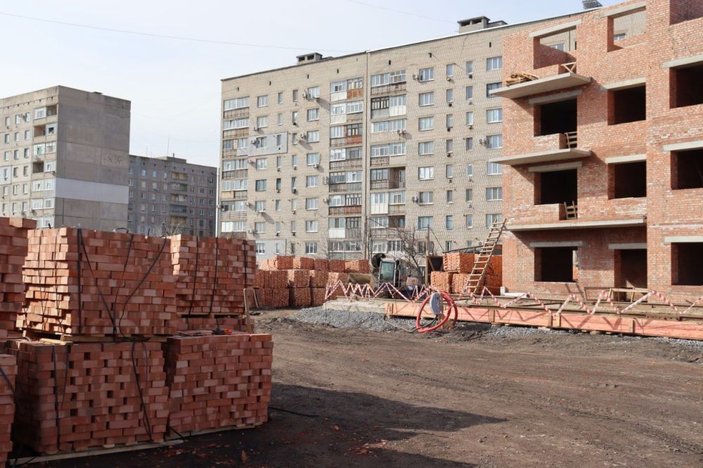 Уже четвертый этаж!. Застройщик-участник свободной экономической зоны продолжает строительство современного жилого комплекса "Красноярский" в Свердловске, сообщили в Минстрое ЛНР Уже четвертый этаж!. Застройщик-участник свободной экономической зоны продолжает строительство современного жилого комплекса "Красноярский" в Свердловске, сообщили в Минстрое ЛНР