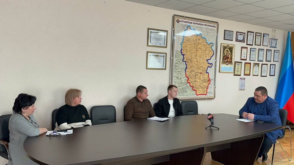Сегодня Глава городского округа город Ровеньки Андрей Викторович Рубанцов встретился с участниками специальной военной операции - участниками региональной кадровой программы «Герои Луганщины» Пугачевым Игорем Сергеевичем и... Сегодня Глава городского округа город Ровеньки Андрей Викторович Рубанцов встретился с участниками специальной военной операции - участниками региональной кадровой программы «Герои Луганщины» Пугачевым Игорем Сергеевичем и...