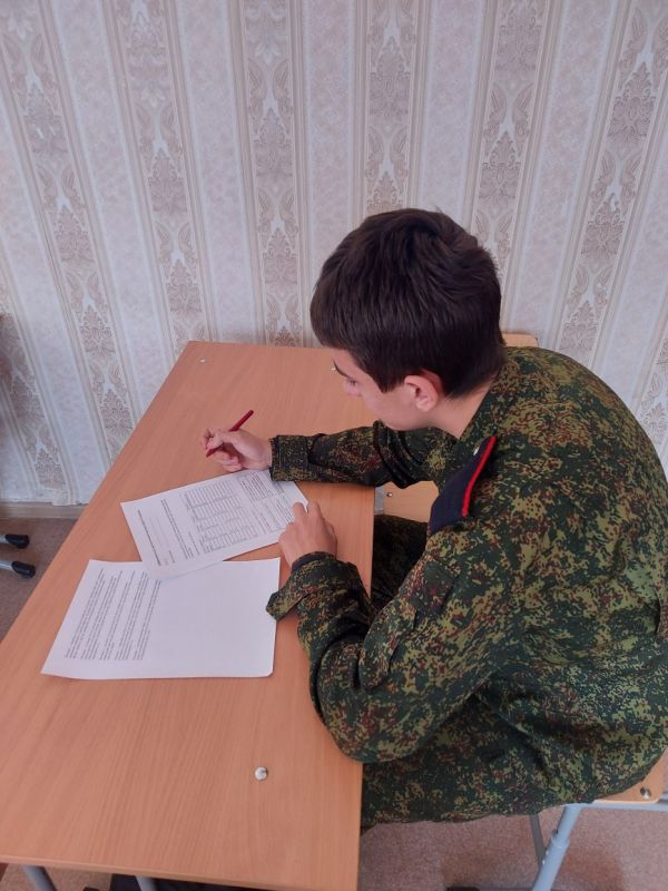В ГБОУ ЛНР «Брянковская гимназия» состоялось профориентационное мероприятие в рамках молодежного клуба «Вертикаль» на тему «Клуб новой генерации» В ГБОУ ЛНР «Брянковская гимназия» состоялось профориентационное мероприятие в рамках молодежного клуба «Вертикаль» на тему «Клуб новой генерации»