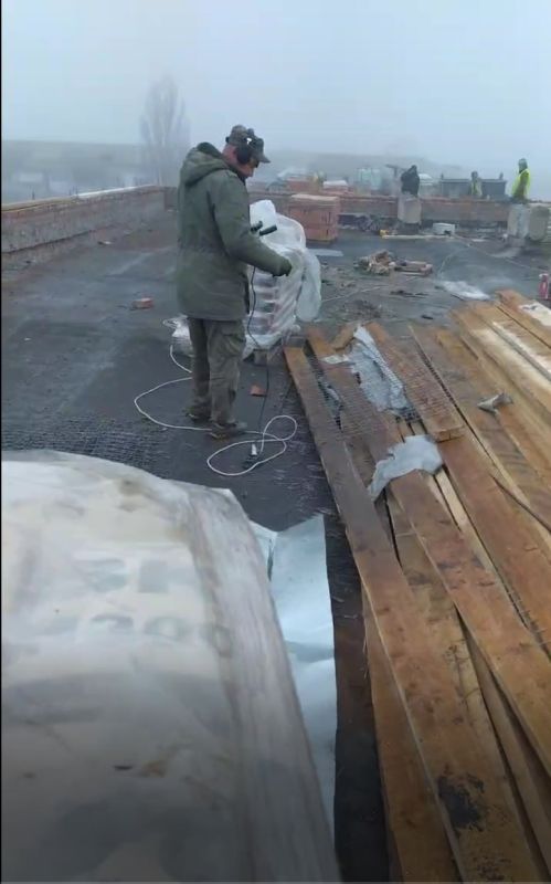 Сергей Козенко: В рамках специального инфраструктурного проекта, в городе Молодогвардейске проводится капитальный ремонт мягкой кровли многоквартирного жилого дома по адресу: ул. Земнухова, д. 1А. Работы выполняются... Сергей Козенко: В рамках специального инфраструктурного проекта, в городе Молодогвардейске проводится капитальный ремонт мягкой кровли многоквартирного жилого дома по адресу: ул. Земнухова, д. 1А. Работы выполняются...