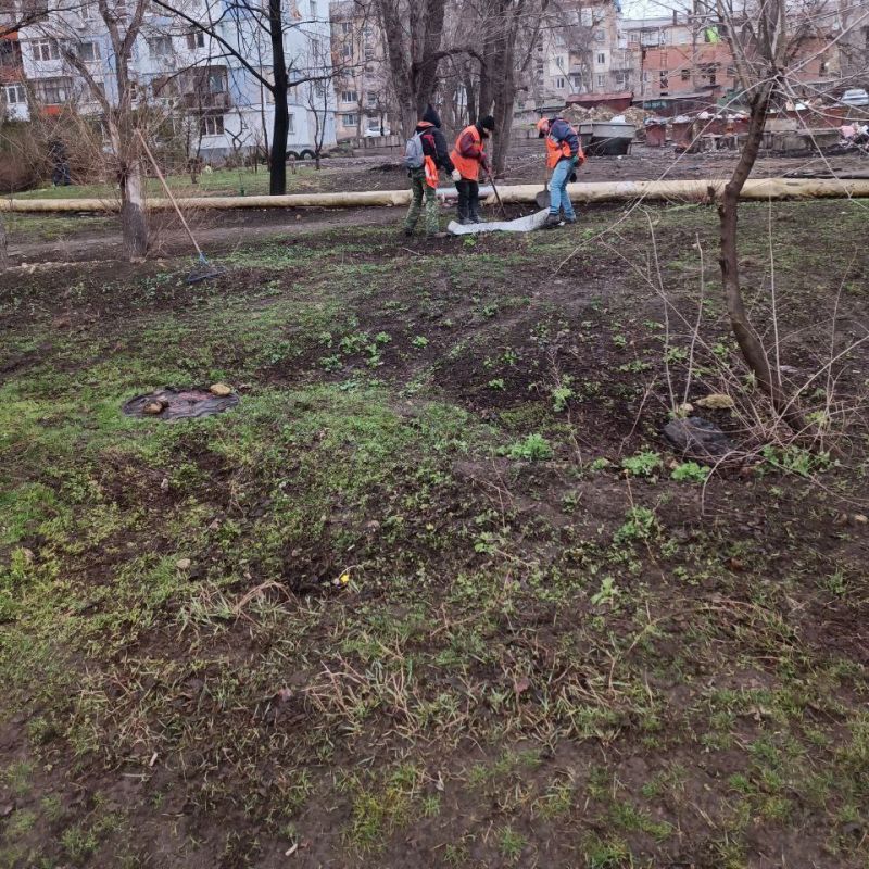 Сотрудники единой управляющей компании на текущей неделе провели большой «субботник» в одном из кварталов Луганска Сотрудники единой управляющей компании на текущей неделе провели большой «субботник» в одном из кварталов Луганска