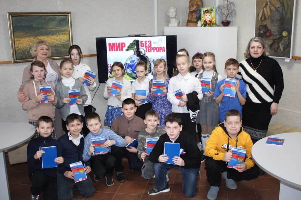 В Кировском историко-художественном музее состоялась квест-игра «Мир без террора», посвященная борьбе с всеобщей бедой человечества – терроризмом, в которой приняли учащиеся 3 класса Кировской средней школы №2 В Кировском историко-художественном музее состоялась квест-игра «Мир без террора», посвященная борьбе с всеобщей бедой человечества – терроризмом, в которой приняли учащиеся 3 класса Кировской средней школы №2