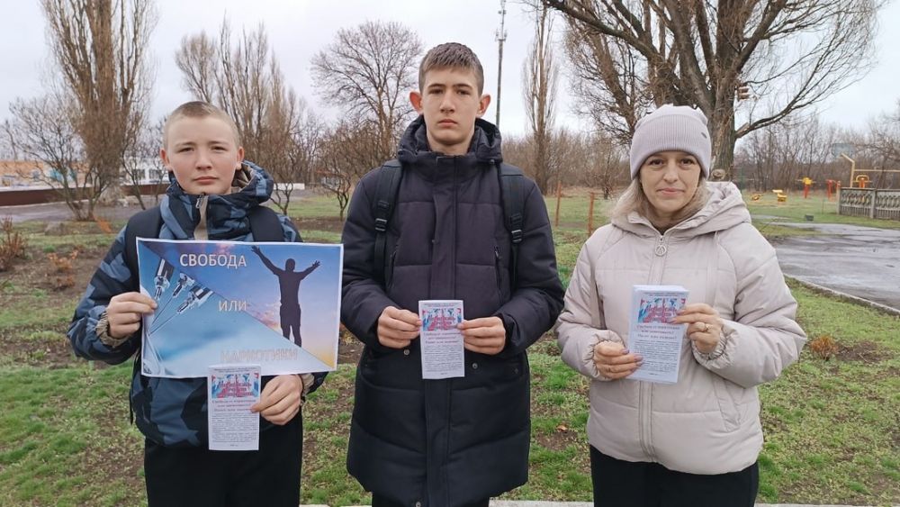 Сотрудники библиотеки-филиала села Великий Суходол, структурного подразделения Новосветловской РЦБС, провели уличную акцию для детей и подростков «Наркотическая свобода или зависимость? Полет или падение?», целью которой... Сотрудники библиотеки-филиала села Великий Суходол, структурного подразделения Новосветловской РЦБС, провели уличную акцию для детей и подростков «Наркотическая свобода или зависимость? Полет или падение?», целью которой...