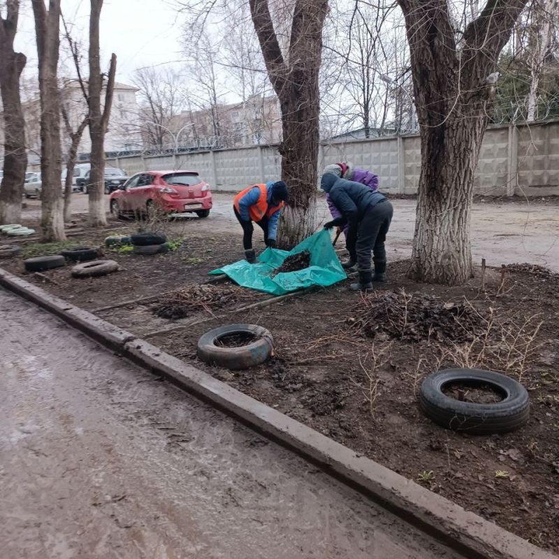 Сотрудники единой управляющей компании на текущей неделе провели большой «субботник» в одном из кварталов Луганска Сотрудники единой управляющей компании на текущей неделе провели большой «субботник» в одном из кварталов Луганска