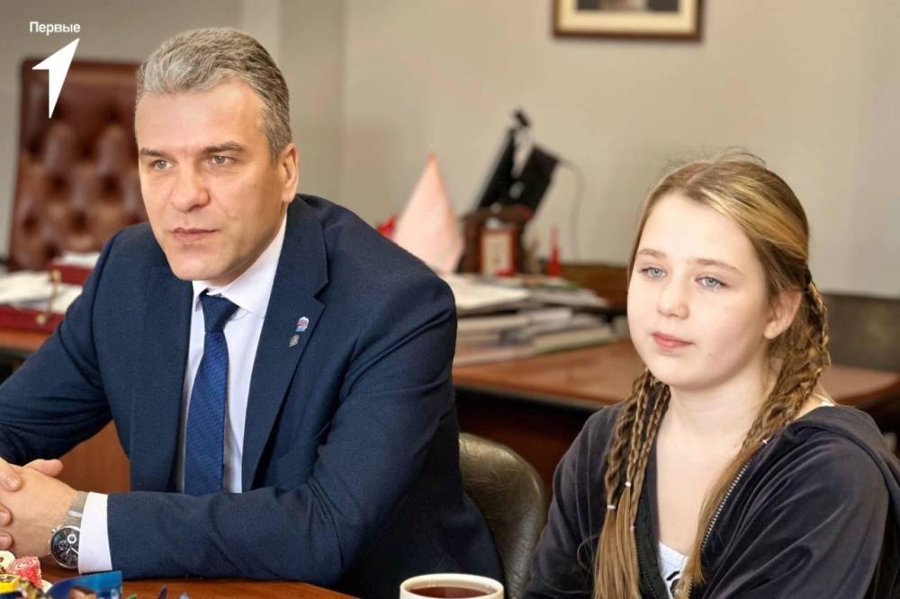 В рамках Всероссийской акции «Ёлка желаний» врио заместителя губернатора Брянской области Виталий Свинцов исполнил желание девочки из Брянки В рамках Всероссийской акции «Ёлка желаний» врио заместителя губернатора Брянской области Виталий Свинцов исполнил желание девочки из Брянки