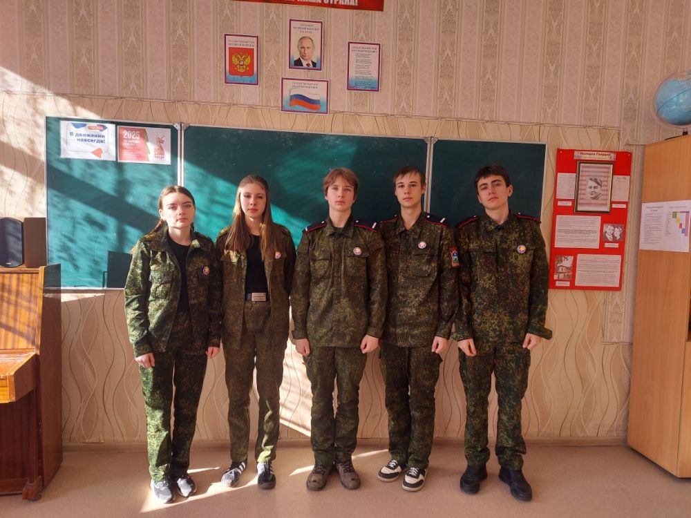 В ГБОУ ЛНР «Брянковская гимназия» состоялось профориентационное мероприятие в рамках молодежного клуба «Вертикаль» на тему «Клуб новой генерации» В ГБОУ ЛНР «Брянковская гимназия» состоялось профориентационное мероприятие в рамках молодежного клуба «Вертикаль» на тему «Клуб новой генерации»