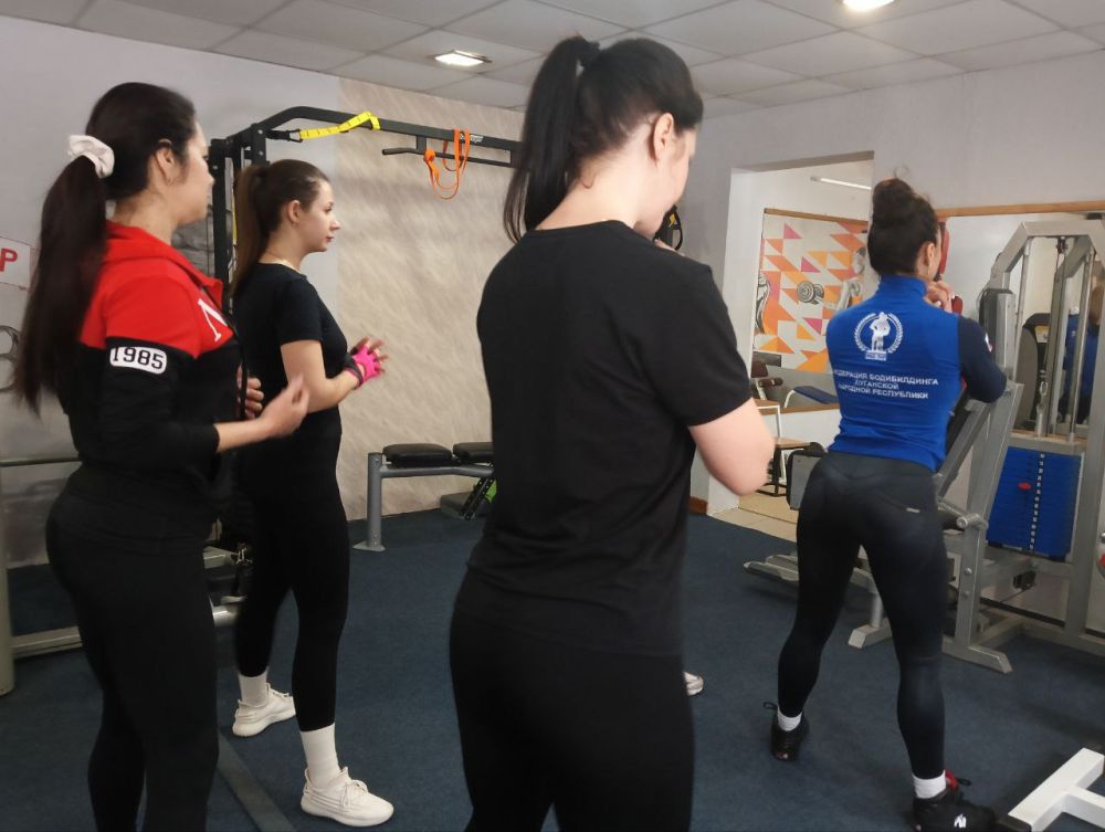 В рамках масштабного мероприятия «Сила России» в фитнес-клубе «StepByStep» Лутугинского муниципального округа состоялась тренировка по бодибилдингу В рамках масштабного мероприятия «Сила России» в фитнес-клубе «StepByStep» Лутугинского муниципального округа состоялась тренировка по бодибилдингу