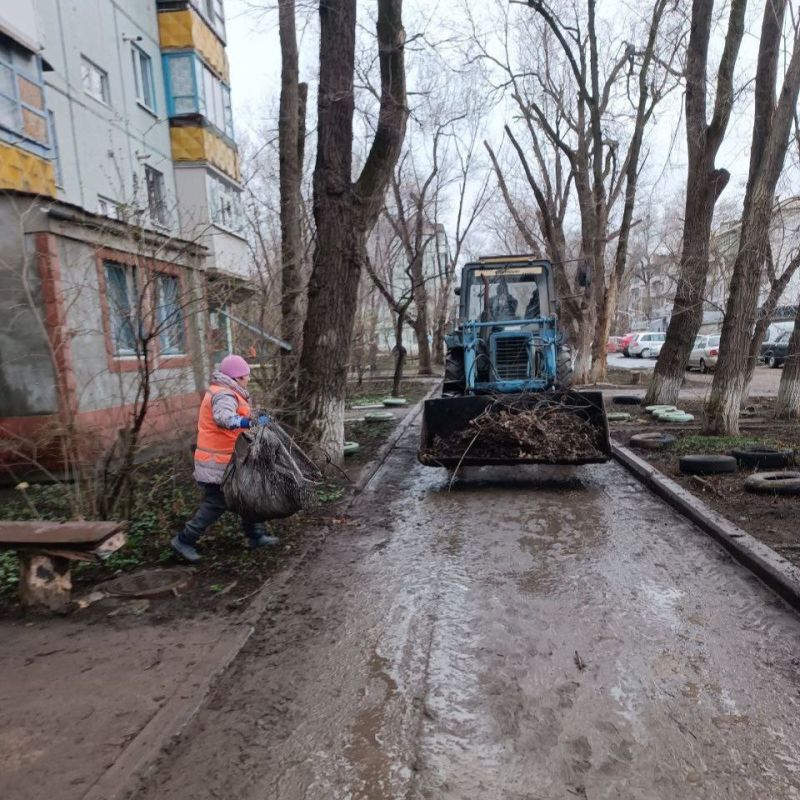 Сотрудники единой управляющей компании на текущей неделе провели большой «субботник» в одном из кварталов Луганска Сотрудники единой управляющей компании на текущей неделе провели большой «субботник» в одном из кварталов Луганска
