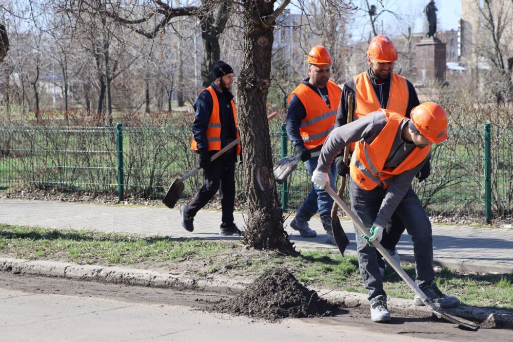 Продолжаем наводить порядок в городе после зимы Продолжаем наводить порядок в городе после зимы