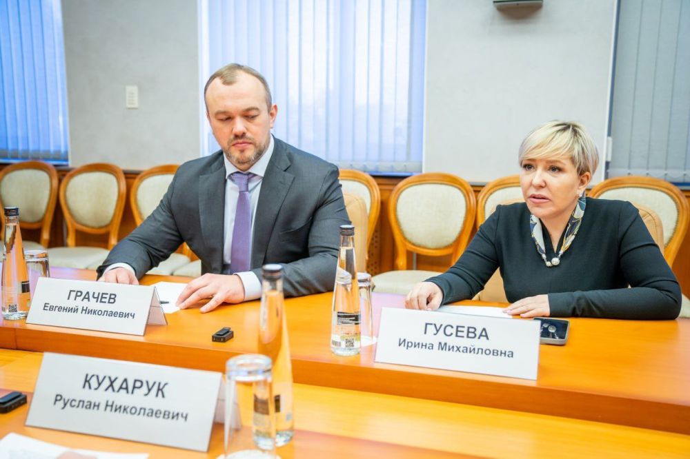 Заместитель начальника Управления Президента РФ по внутренней политике Евгений Грачев и сопредседатель ВАРМСУ Ирина Гусева сегодня работают в Югре Заместитель начальника Управления Президента РФ по внутренней политике Евгений Грачев и сопредседатель ВАРМСУ Ирина Гусева сегодня работают в Югре