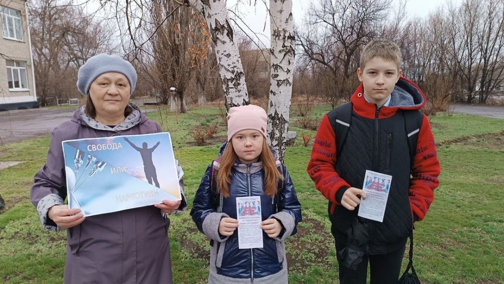 Сотрудники библиотеки-филиала села Великий Суходол, структурного подразделения Новосветловской РЦБС, провели уличную акцию для детей и подростков «Наркотическая свобода или зависимость? Полет или падение?», целью которой... Сотрудники библиотеки-филиала села Великий Суходол, структурного подразделения Новосветловской РЦБС, провели уличную акцию для детей и подростков «Наркотическая свобода или зависимость? Полет или падение?», целью которой...