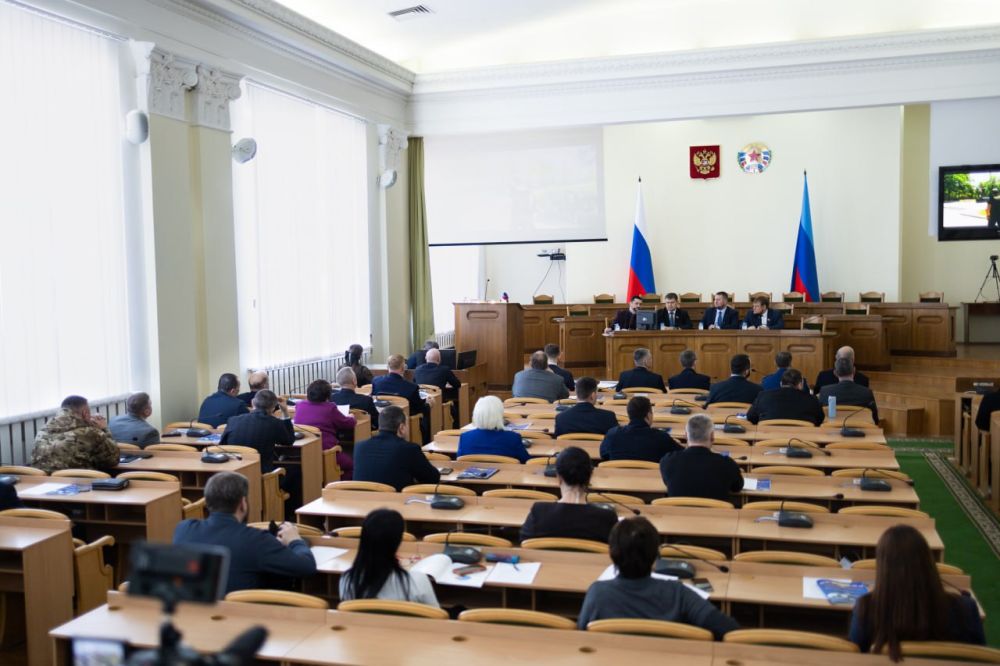 Алексей Кампф представил депутатскому корпусу информацию о деятельности МВД по ЛНР за 2024 год Алексей Кампф представил депутатскому корпусу информацию о деятельности МВД по ЛНР за 2024 год
