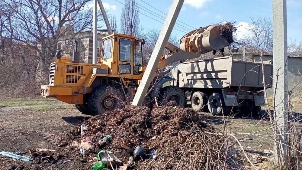 Работы по благоустройству городских территорий продолжаются Работы по благоустройству городских территорий продолжаются
