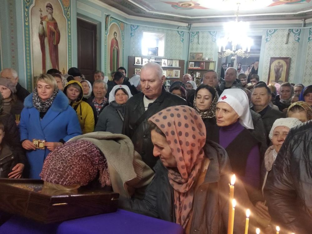 Мироточивую икону «Умягчение злых сердец» доставили в Луганск в храм в честь святого благоверного князя Александра Невского, после чего ее передадут на фронт для духовной поддержки военнослужащих, участвующих в специальной... Мироточивую икону «Умягчение злых сердец» доставили в Луганск в храм в честь святого благоверного князя Александра Невского, после чего ее передадут на фронт для духовной поддержки военнослужащих, участвующих в специальной...