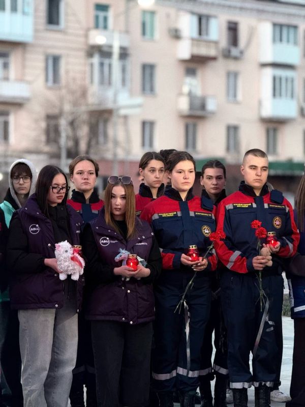 Помним и скорбим. Молодёжь в Луганске почтила память жертв теракта в «Крокус Сити Холле» Помним и скорбим. Молодёжь в Луганске почтила память жертв теракта в «Крокус Сити Холле»