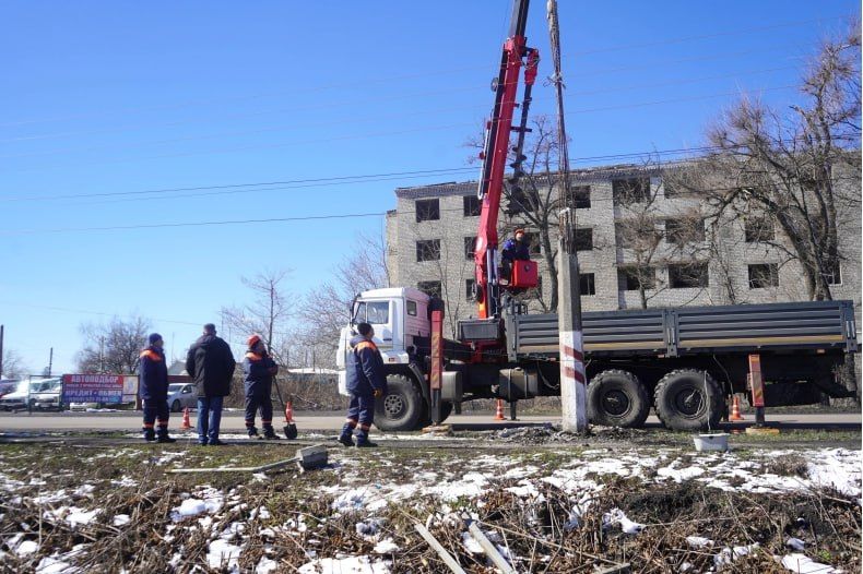 В Свердловском округе продолжают восстанавливать изношенные электроопоры В Свердловском округе продолжают восстанавливать изношенные электроопоры