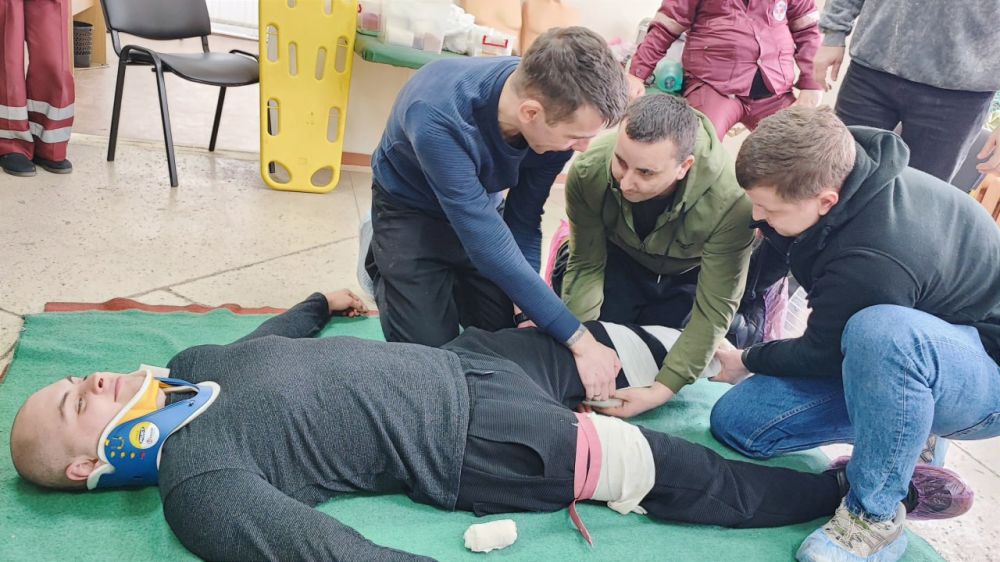 Инструкторы первой помощи Школы медицины катастроф Алчевска обучили группу сотрудников МЧС Инструкторы первой помощи Школы медицины катастроф Алчевска обучили группу сотрудников МЧС